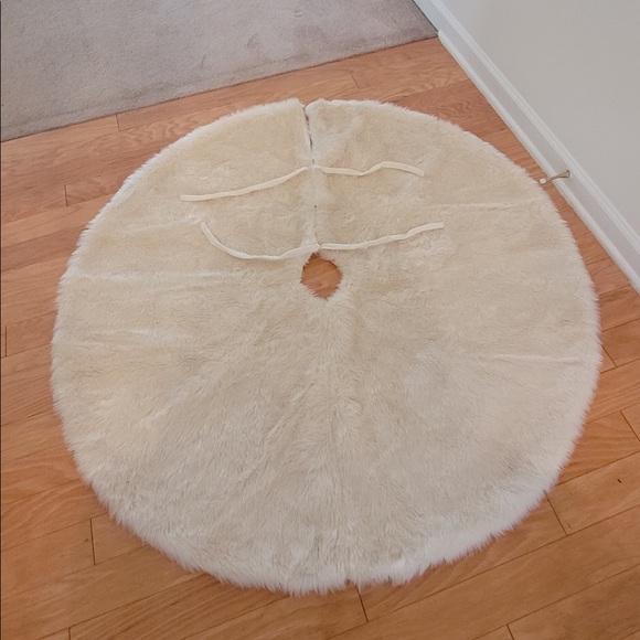 Faux Fur Ivory/Cream Tree Skirt - Picture 2 of 5